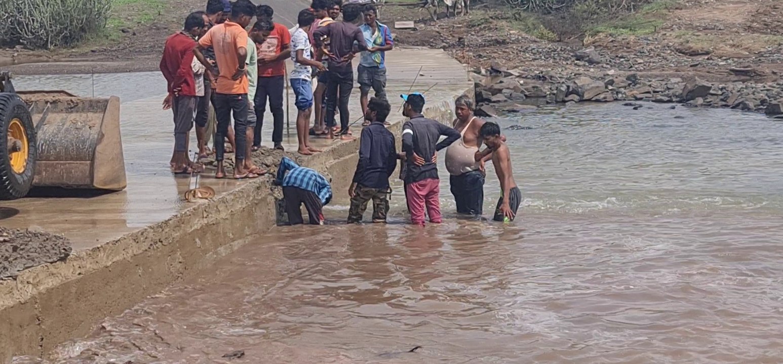 Kutch Flood : પાણીના વહેણમાં પૂલ નીચે ફસાયો યુવક, લોકોએ બચાવવા ખૂબ પ્રયાસ કર્યા પણ ન બચાવી શક્યા