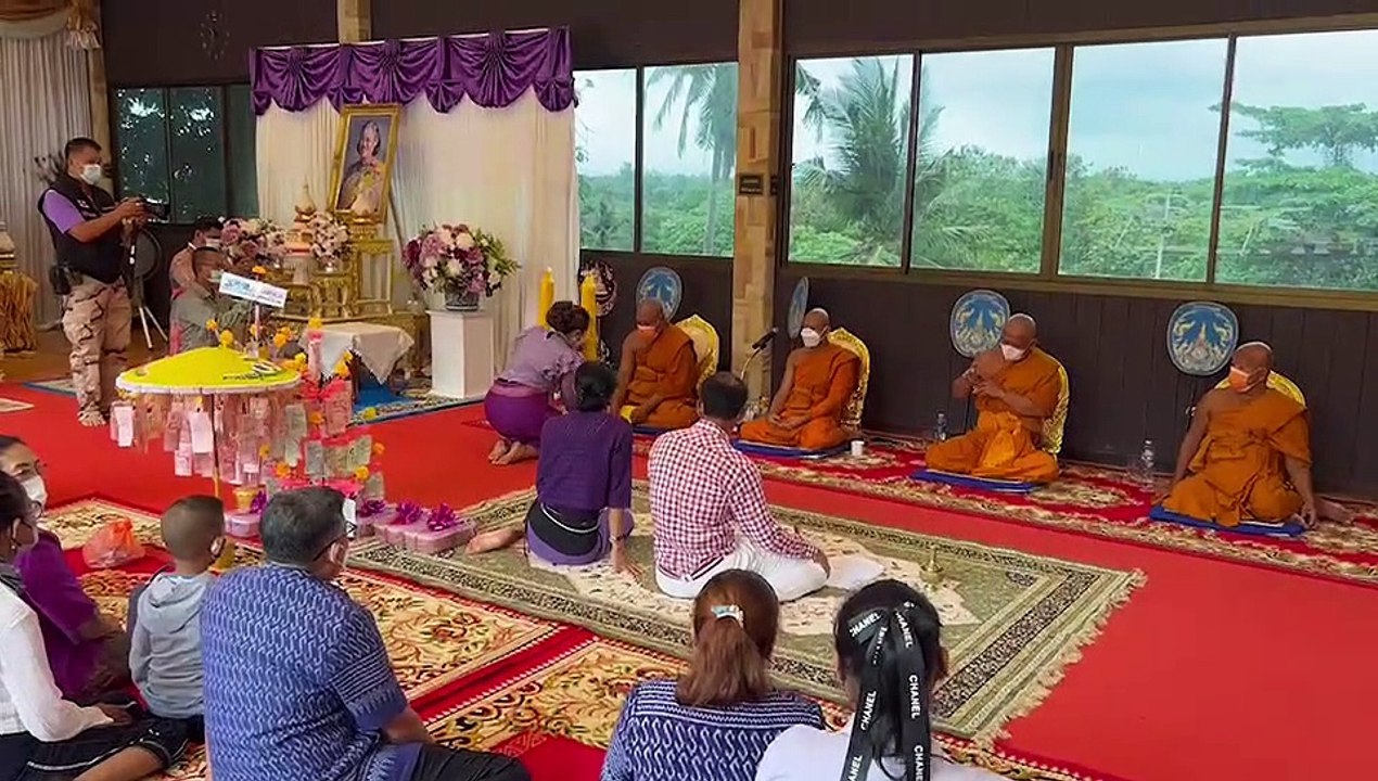 ชุมพร - พระราชทานถวายเทียนพรรษาทรงอธิษฐานจิตอนุ...