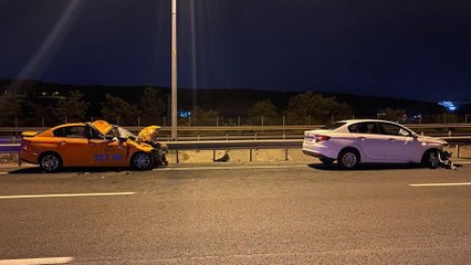 Taksi iki mandaya çarptı: Bir ölü, 2 yaralı