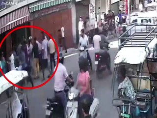 બરેલીમાં ભાજપ નેતાને ભર બજારે ટોળાએ લીધા આડેહાથે, જુઓ આ વીડિયો