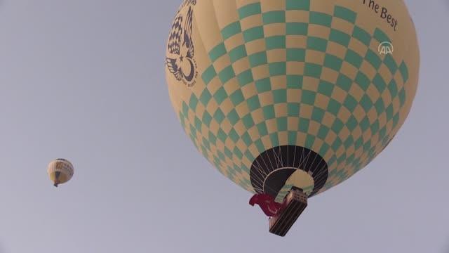 Kapadokya'da balonlar 15 Temmuz dolayısıyla Türk bayrakları ve pankartlarla havalandı