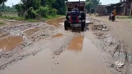दर्द दे रहीं सडक़ें, मुसीबत बना जलभराव
