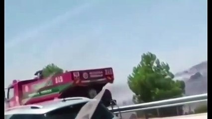 Yangına müdahale eden helikopterden dökülen su arabanın camını kırdı