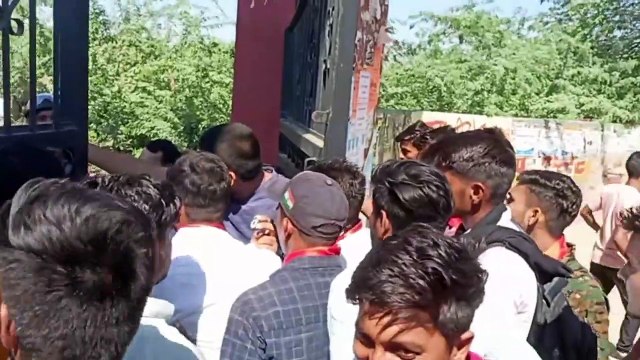 पंडित या तो मंदिर छोड़ नहीं तो तेरा सिर काट देंगे