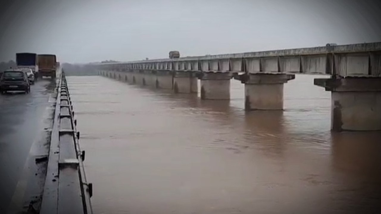 Drone Shots Of Vashishta Godavari Flood: ఉద్ధృతంగా ప్రవహిస్తున్న వశిష్ఠ గోదావరి నది | ABP Desam