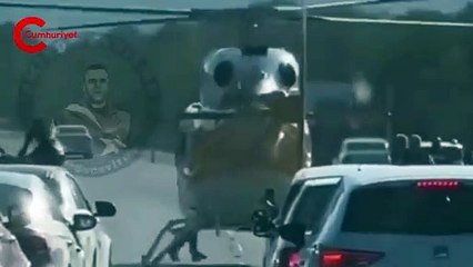 İzmir'de otoyolun ortasına helikopter indirildi
