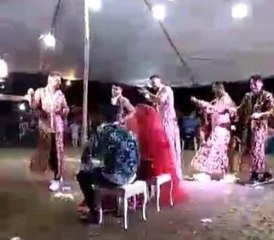 Damadın arkadaşları kına gecesinde bindallıyla renk kattı