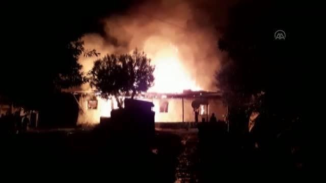 Ardahan'da çıkan yangında ev ile ahır hasar gördü