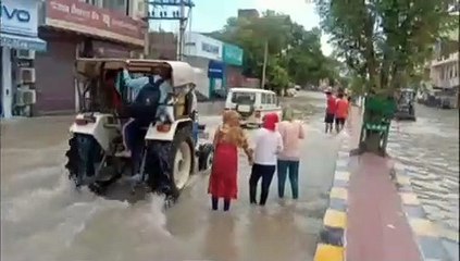 Télécharger la video: Floodभीषण बारिश के बाद शहर में बाढ़ जैसे हालात, सेना की टीमें पहुंची