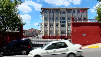 Çocuklar Mustafa Kemal'in heykeline çöp kovası fırlattı