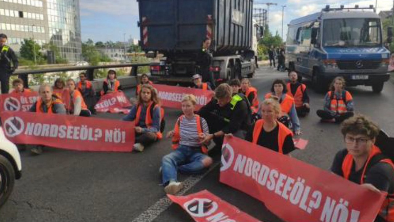 Berlin: Klimaaktivisten blockieren Autobahn mit neuer Taktik