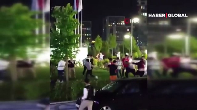 İstanbul'da iki grubun kavgasında tekme ve yumruklar havada uçuştu