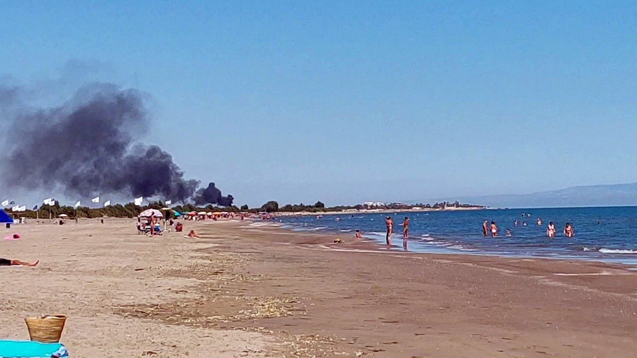 Barletta: incendio sul lungomare, ennesima nube nera mentre mamme e bimbi fanno il bagno - VIDEO
