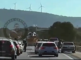 İzmir'de filmleri aratmayan görüntüler: Helikopter otoyola indi