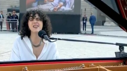 Alice Wonder emociona a los asistentes al homenaje a la víctimas de la covid-19 con "Lucha de gigantes"