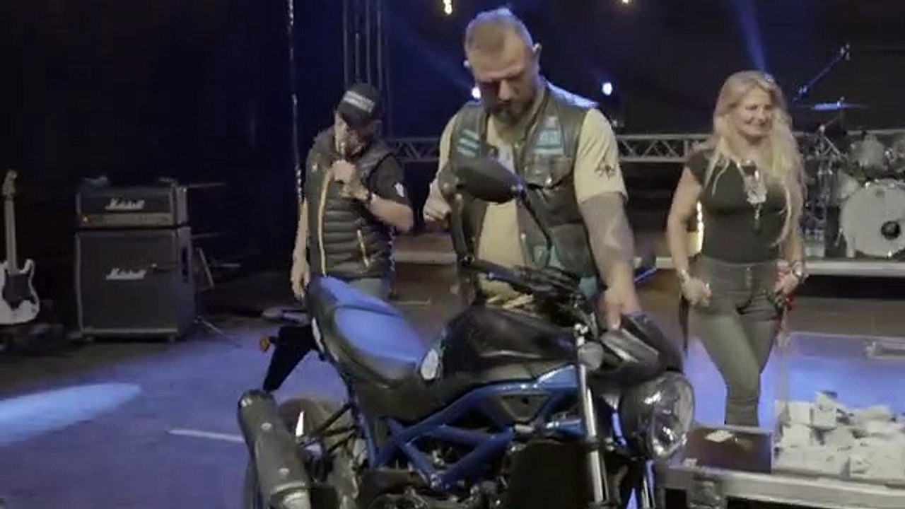 Gazeta Lubuska. Łagów. Losowanie zwycięzcy głównej nagrody w festiwalu Rock, Blues i Motocykle