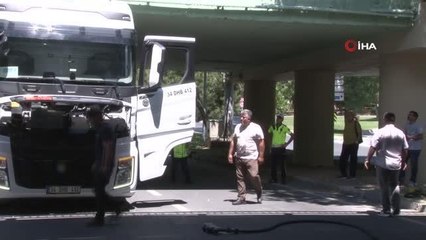 Bakırköy'de akaryakıt dolu tır alt geçide sıkıştı