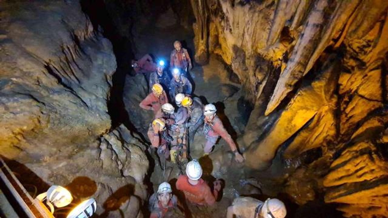 12 saat sonra düştüğü mağaradan kurtarıldı
