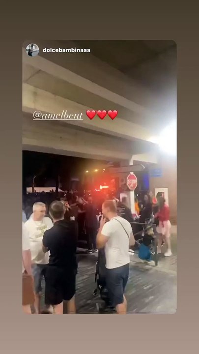 Amel Bent en robe pin-up et décolleté sexy lors d'un concert le 14 juillet 2022.