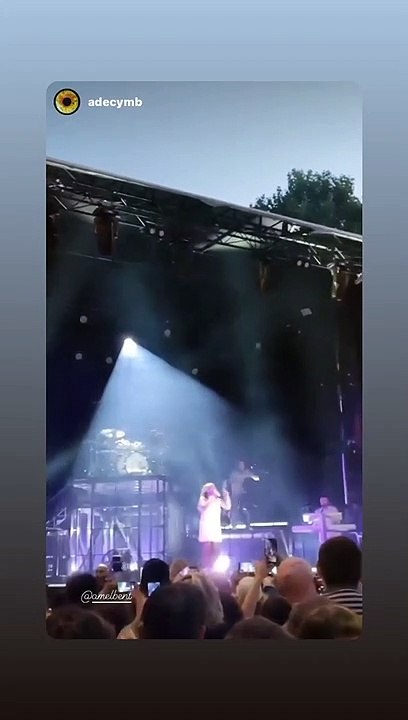 Amel Bent en robe pin-up et décolleté sexy lors d'un concert le 14 juillet 2022.