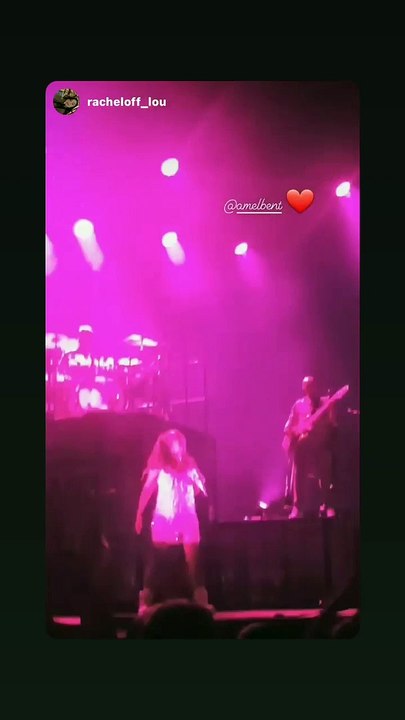 Amel Bent en robe pin-up et décolleté sexy lors d'un concert le 14 juillet 2022.