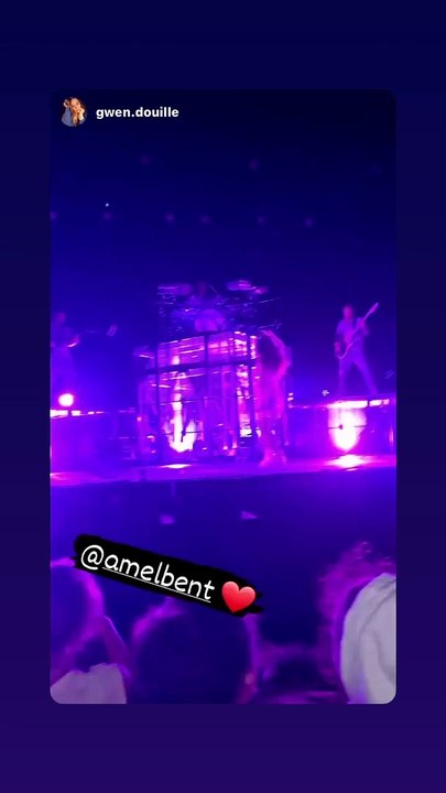 Amel Bent en robe pin-up et décolleté sexy lors d'un concert le 14 juillet 2022.