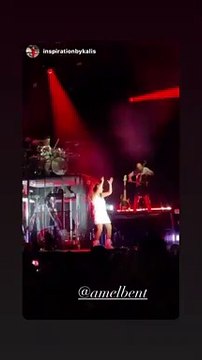 Amel Bent en robe pin-up et décolleté sexy lors d'un concert le 14 juillet 2022.