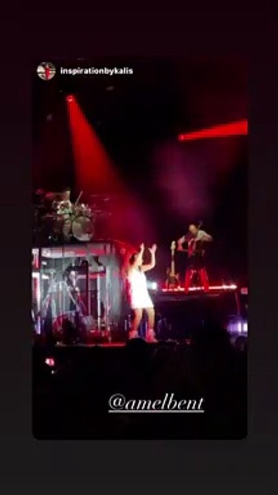 Amel Bent en robe pin-up et décolleté sexy lors d'un concert le 14 juillet 2022.