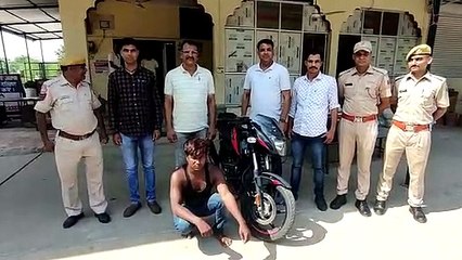 तीन लग्जरी कार लूटने वाला ईनामी बदमाश गिरफ्तार