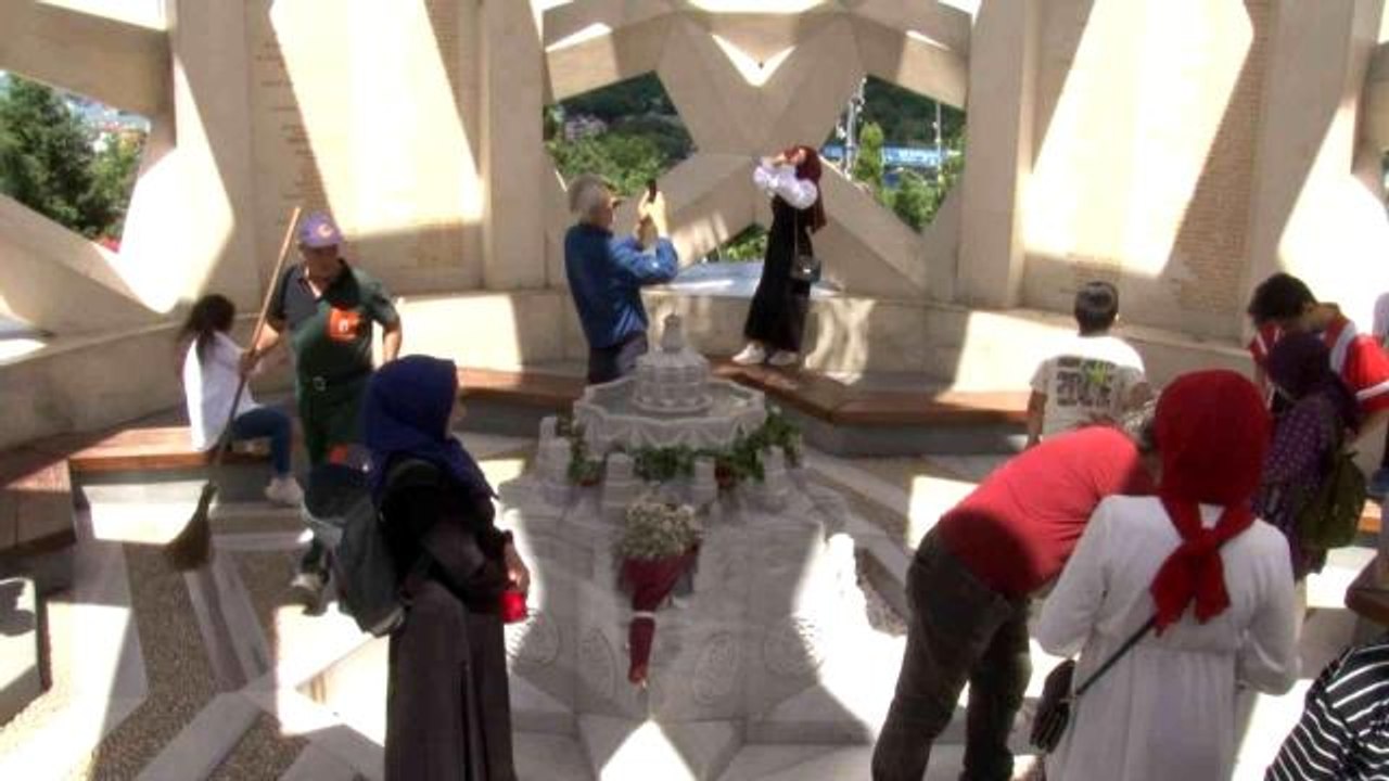 15 Temmuz Şehitler Abidesi'ne ziyaretçi akını: "Şehit olmak bize nasip olmadı"