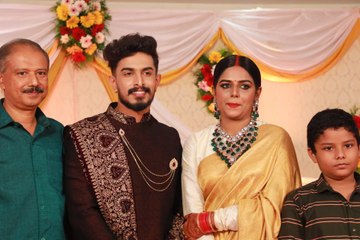 Arya Sister Wedding Reception: തകർപ്പൻ ലുക്കിൽ ...
