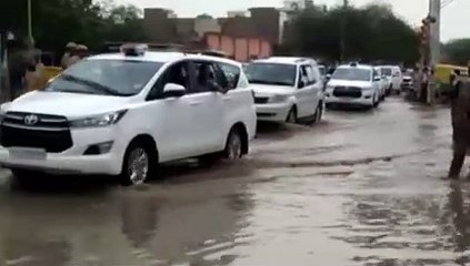 पानी में खड़े लोगों को देख सीएम ने गाड़ी रोककर लिए ज्ञापन