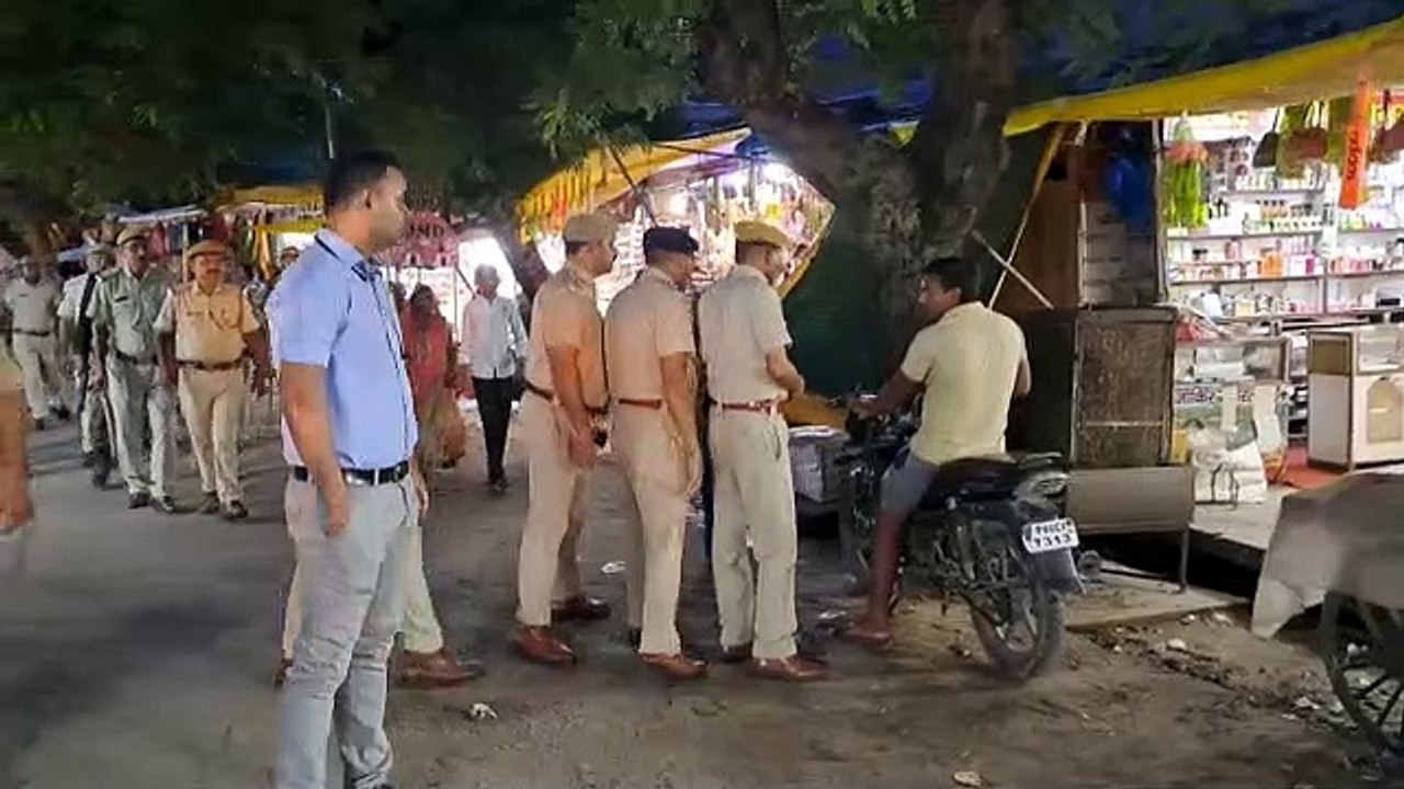 टीम के साथ शहर में निकले एसपी, बाइक सवारों और संदिग्धों को रोक कर की पूछताछ....देखें वीडियो