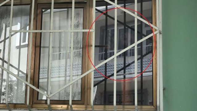 BOĞAZINA BIÇAK DAYAYIP, KENDİNİ ODAYA KİLİTLEDİ