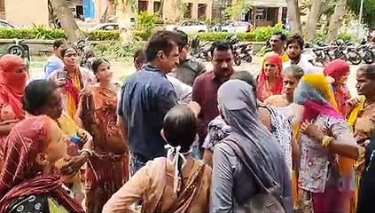 बाइयां बोली...चमचागिरी करने वालों को हटाओ, यहां का है मामला
