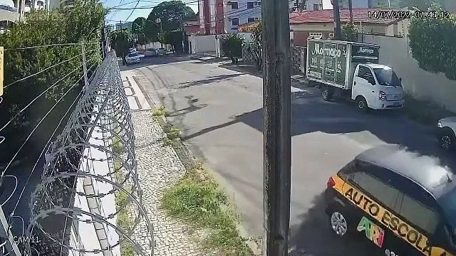 Criminosos cercam carros no bairro Guararapes, em Fortaleza