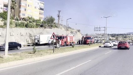 Alev alan tırın dorsesi kullanılamaz hale geldi