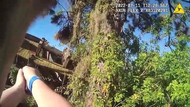 2 enfants de 12 ans tirent avec un pistolet et se font arrêter par une policière