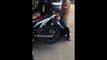 Voilà comment sont punis les motards qui ont une moto trop bruyante... (Indonésie)