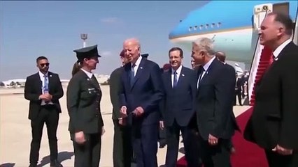 Joe Biden complètement perdu à la sortie de son avion en Israel... "Qu'est-ce que je fais maintenant???"