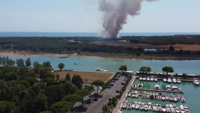 Bibione, incendio in zona boschiva: fuoco e colonne di fumo ripresi dal drone
