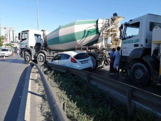 Kartal E-5'te çarptığı otomobili sürükleyen beton mikseri refüje girdi