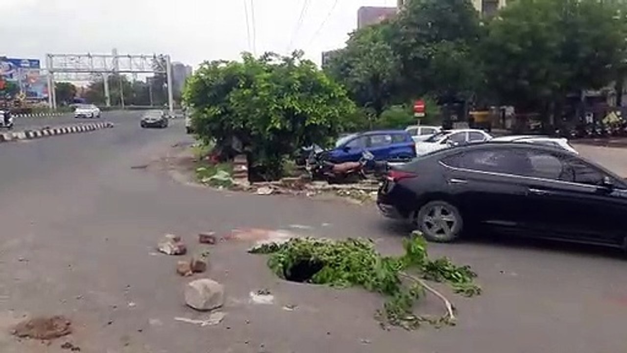 VIDEO..... Ahmedabad, जमीन धंसने से पड़ रहे हैं...