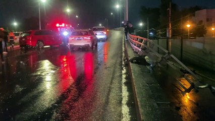 Un hombre se encuentra hospitalizado tras destruir su vehículo en una valla de acero en Guadalajara