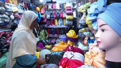 Le business des confectionneurs de chapeaux et chouchous en période de fête