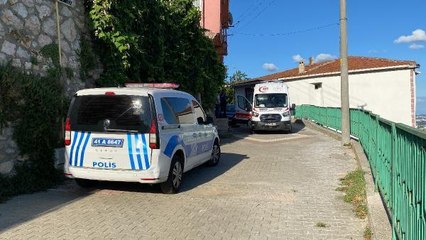 Evin salonunda çıplak halde ölü bulundu