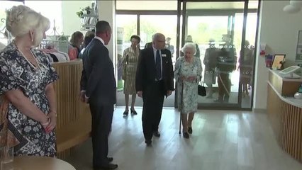 La reina Isabel visita un hospicio de Windsor