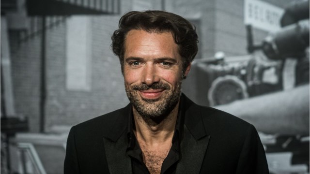 GALA VIDÉO - Nicolas Bedos : l’émouvant hommage sur la tombe son père Guy en Corse