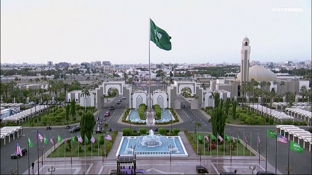 الرئيس الأمريكي يلتقي العاهل السعودي وولي العهد في مستهل زيارة للمملكة بعد إسرائيل