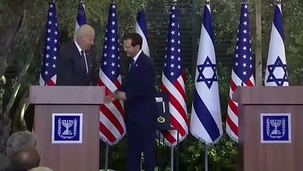 Joe Biden yine boşlukla tokalaştı